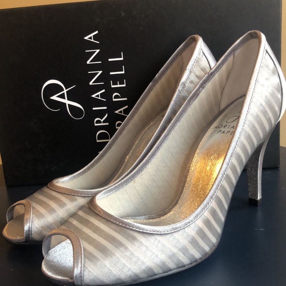 NWT Adrianna Papell, S 7, silver peep toe heels